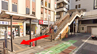 2.階段を下りて直進