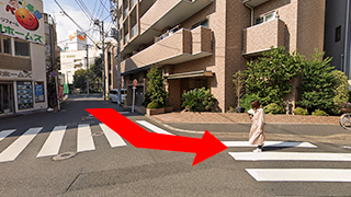 4.矢印の方向に曲がり3分ほど道なりを直進