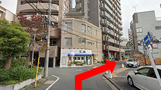 4.矢印の方向に曲がり3分ほど道なりを直進